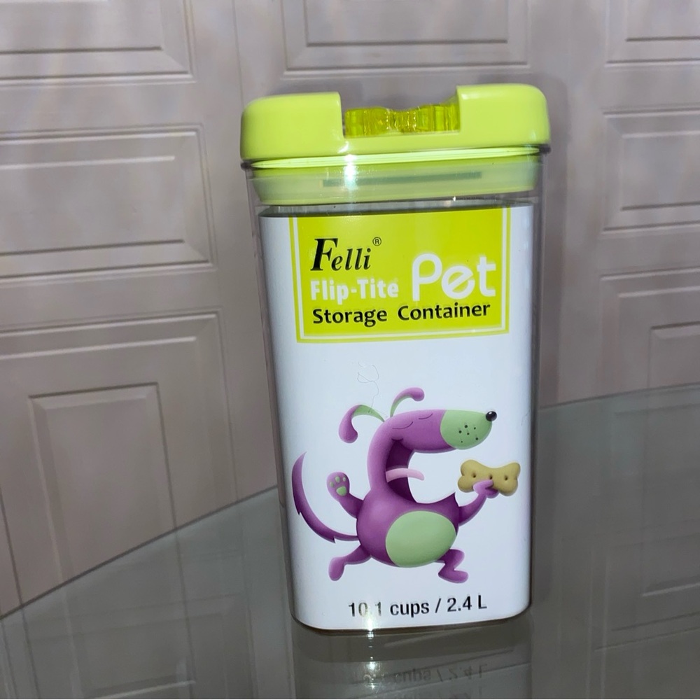 - Brand New felli Plip-Tite Pet Storage Container 10.1 Cups /2.4 L/81Oz.
